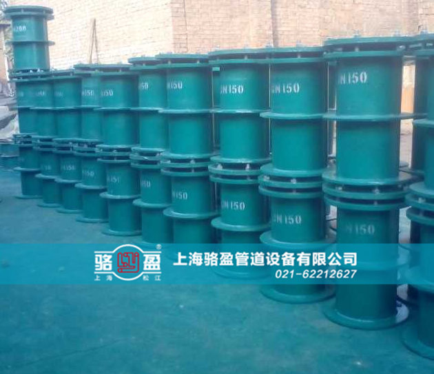 大口徑<a href=http://www.m.jiangxiaoju.cn target=_blank class=infotextkey>防水套管</a>噴漆現(xiàn)場(chǎng)