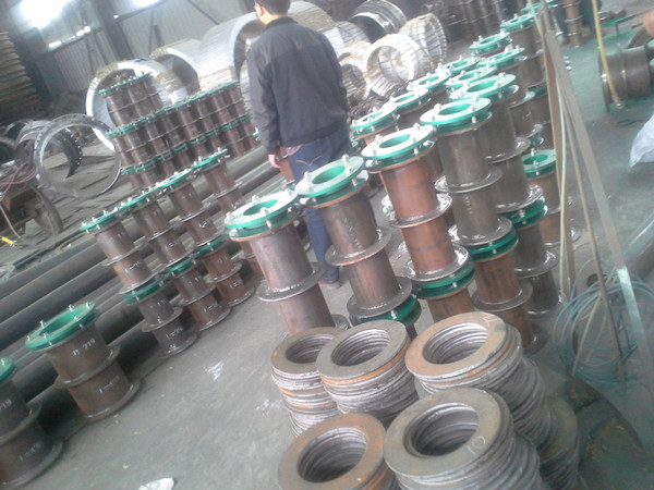 濟(jì)南濟(jì)陽縣多種型號的<a href=http://www.m.jiangxiaoju.cn target=_blank class=infotextkey>防水套管</a>發(fā)貨現(xiàn)場