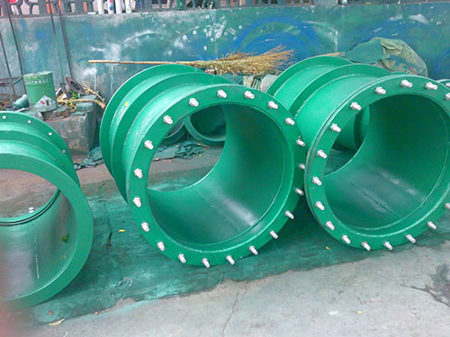 朔州市懷仁縣大口徑柔性<a href=http://www.m.jiangxiaoju.cn target=_blank class=infotextkey>防水套管</a>噴涂現(xiàn)場